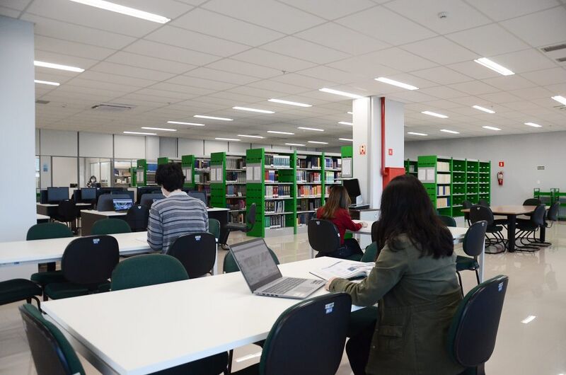 Arquivo:Biblioteca-ICBS.jpg